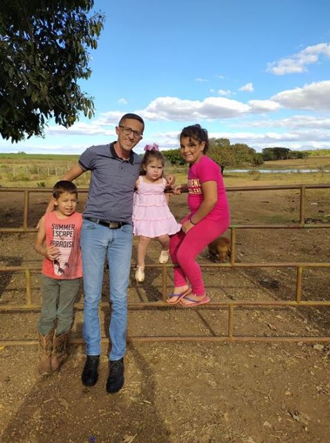 NA FOTO ACIMA, SAMUEL COTRIM AO LADO DOS FILHOS, OTÁVIO, MARINA E DA AFILHADA, ARIANE