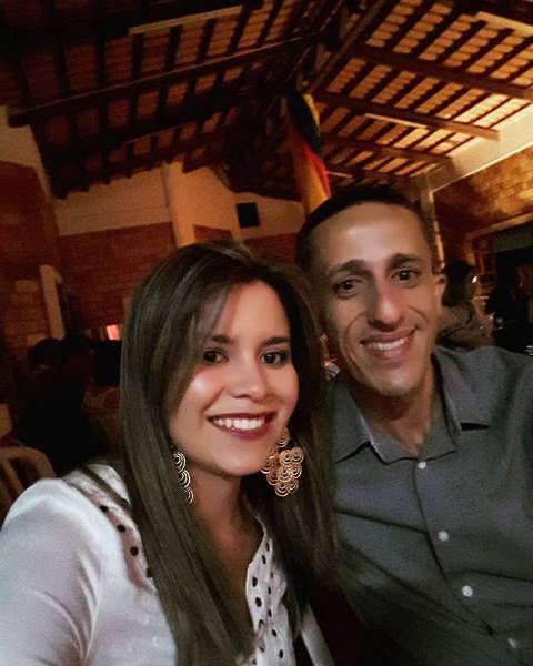 NA FOTO ACIMA, SAMUEL COTRIM AO LADO DA ESPOSA, DANIELA