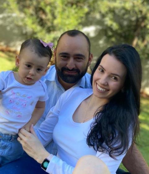 NA FOTO ACIMA, MARCELO REZENDE AO LADO DA ESPOSA, ISABELA E DA FILHA LORENA