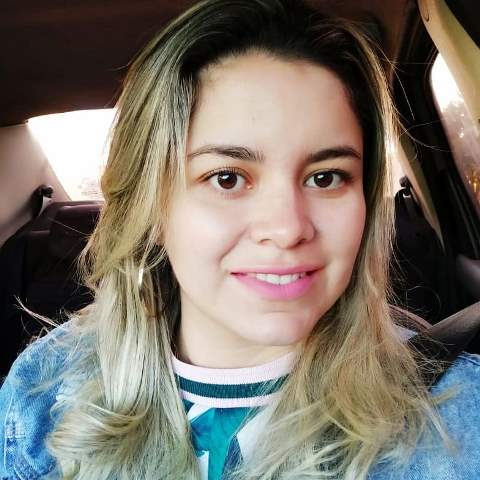 DANIELA REIS DE SOUZA COTRIM - SECRETÁRIA DE PROMOÇÃO E ASSISTÊNCIA SOCIAL. Ela tem 32 anos de idade e é casada com Samuel Cotrim, Prefeito Eleito de Vianópolis.Tem o Ensino Superior Incompleto.