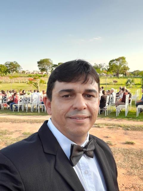 KLÉBER PEREIRA DE OLIVEIRA- SECRETÁRIO DE EDUCAÇÃO, CULTURA E TURISMO. Ele tem 42 anos de idade fez vários cursos dentre eles, Licenciatura em Línguagem, Ciências da Computação e Contabilidade. Também vários cursos de aperfeiçoamento na área da educação. É professor em Vianópolis há vários anos.