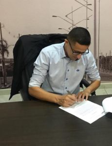 Prefeito-Samuel-Assina (1)